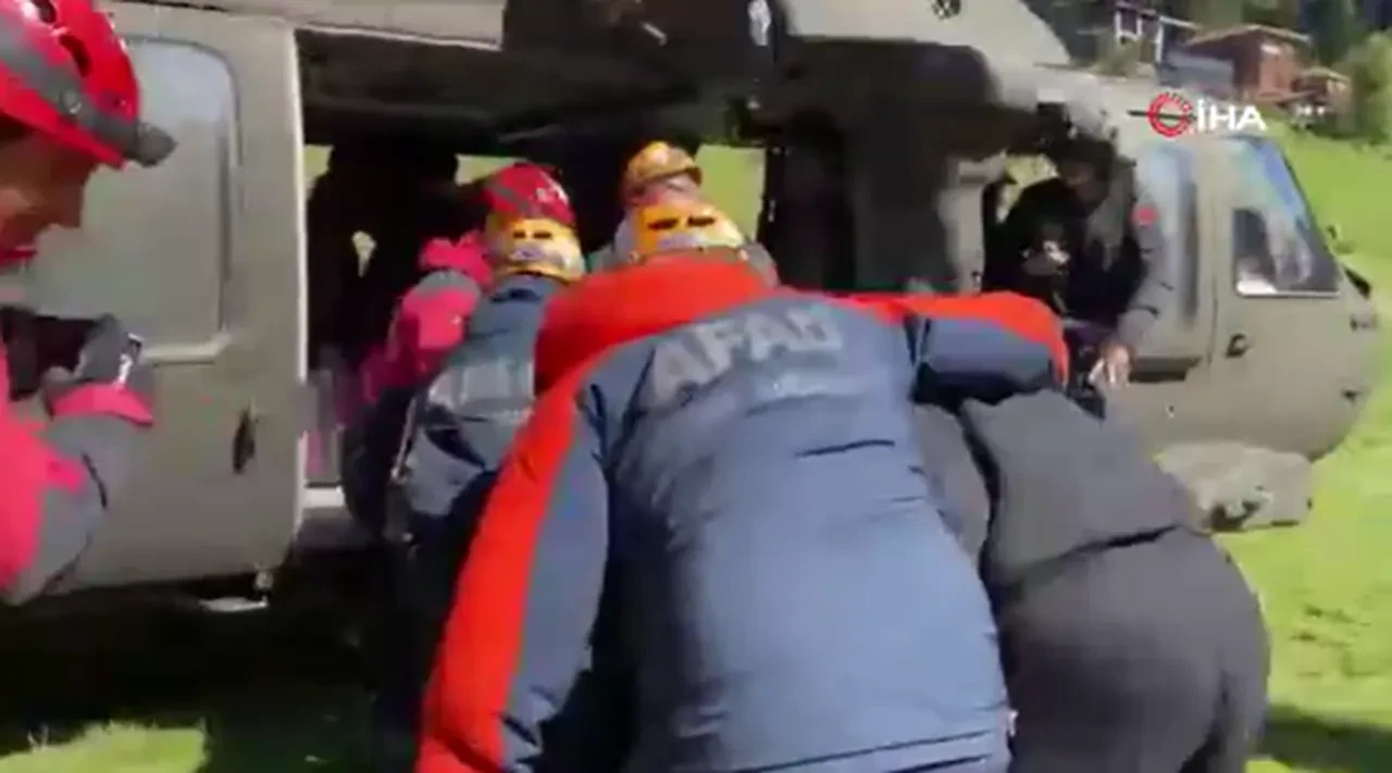 AFAD, Rize'ye hava yolundan ulaştı! Heyelan sonrası ihtiyaç yardımında bulunuldu