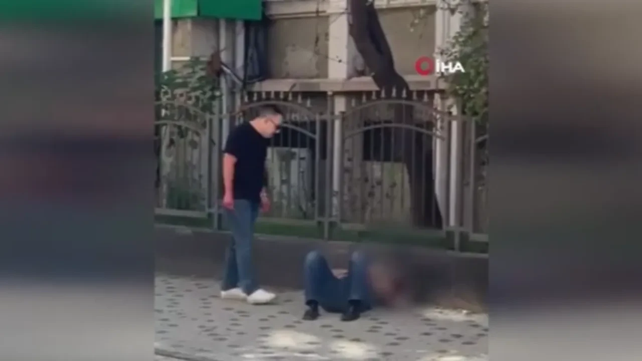 Tartıştığı kişiyi boğazından bıçaklayıp başında bekledi! Dehşet anları kamerada