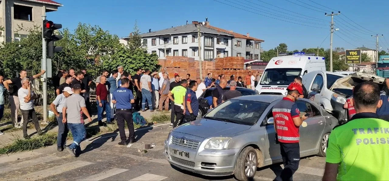 Alkollü sürücü kırmızı ışıkta 3 araca çarptı! Bir aile araçtan yola savruldu