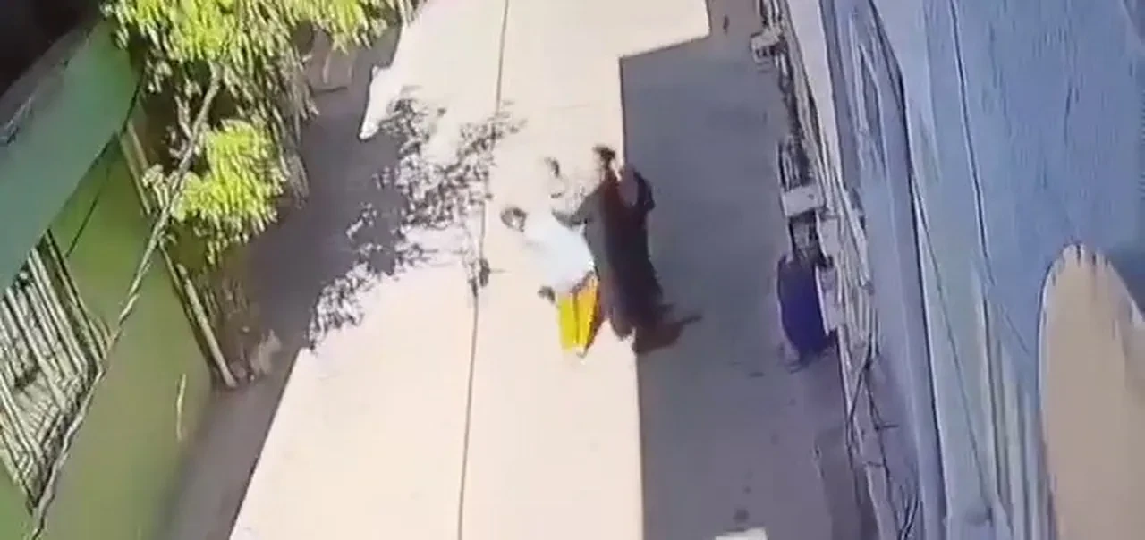 Bursa'da sokak ortasında dehşet! Çocuğunun gözleri önünde anneye tekme tokat saldırdılar