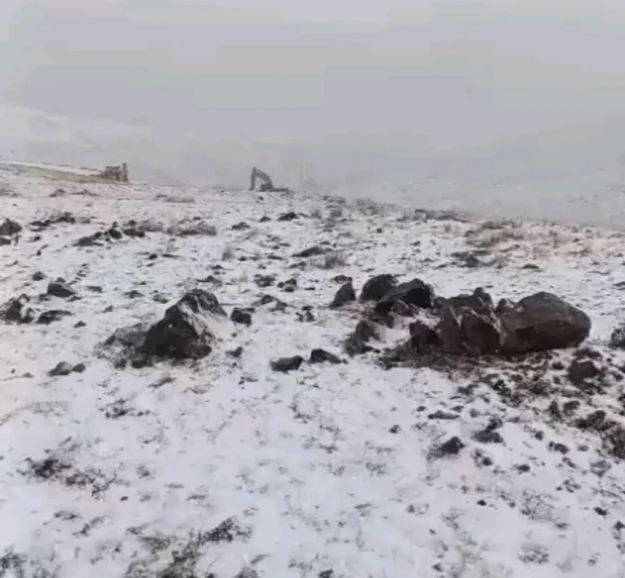 Kasımda yağan kar eylülde düştü! Pencereden bakan vatandaşlar şaşkınlığını gizleyemedi