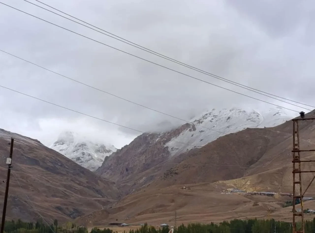 Kasımda yağan kar eylülde düştü! Pencereden bakan vatandaşlar şaşkınlığını gizleyemedi