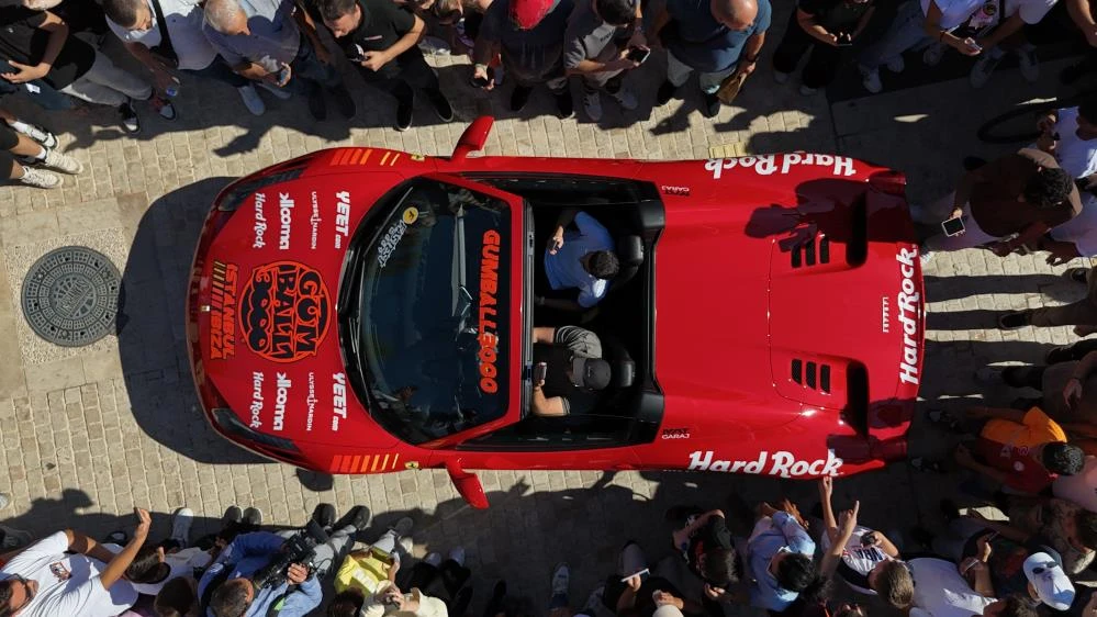 Milyonluk otomobiller Edirne Selimiye Meydanı'nda tur attı