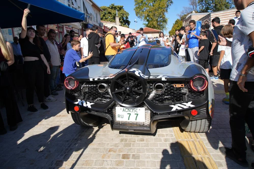 Milyonluk otomobiller Edirne Selimiye Meydanı'nda tur attı