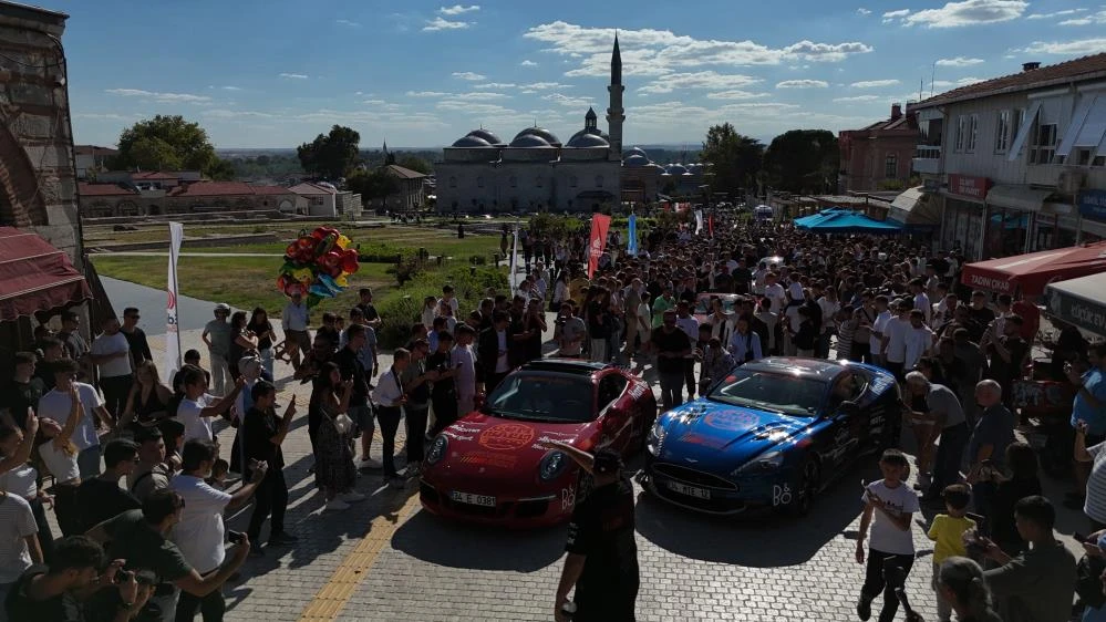 Milyonluk otomobiller Edirne Selimiye Meydanı'nda tur attı
