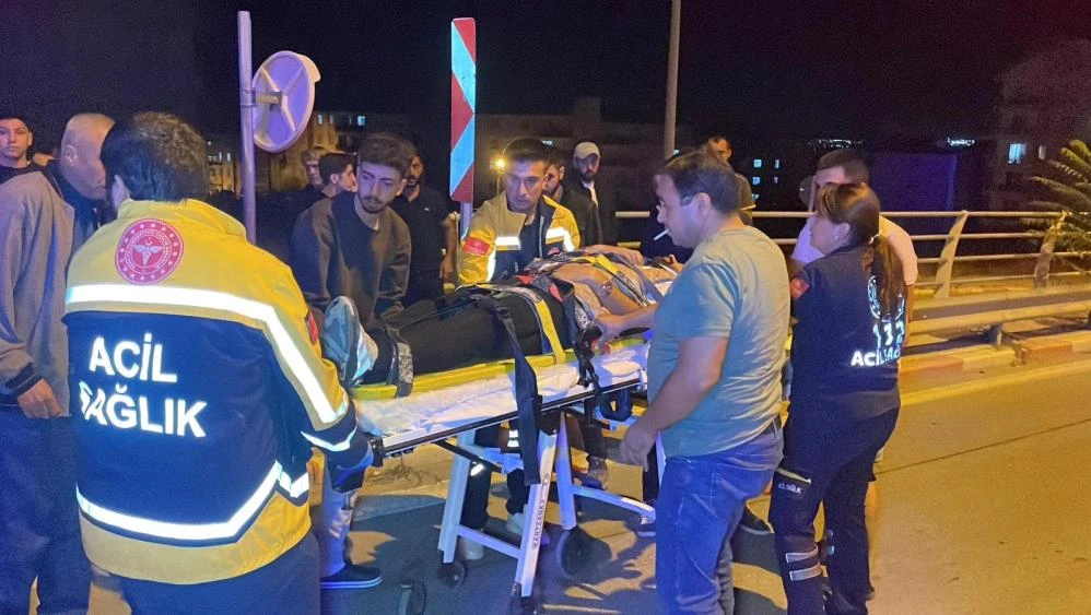 Karaman’da üst geçitte otomobil ile hafif ticari araç çarpıştı 1 kişi yaralandı