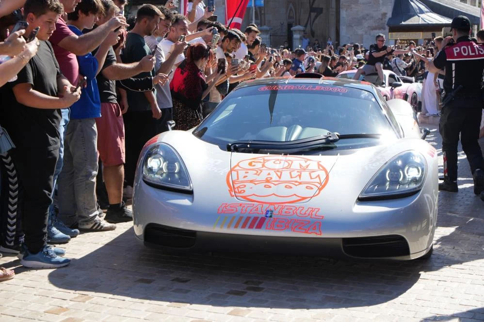 Milyonluk otomobiller Edirne Selimiye Meydanı'nda tur attı