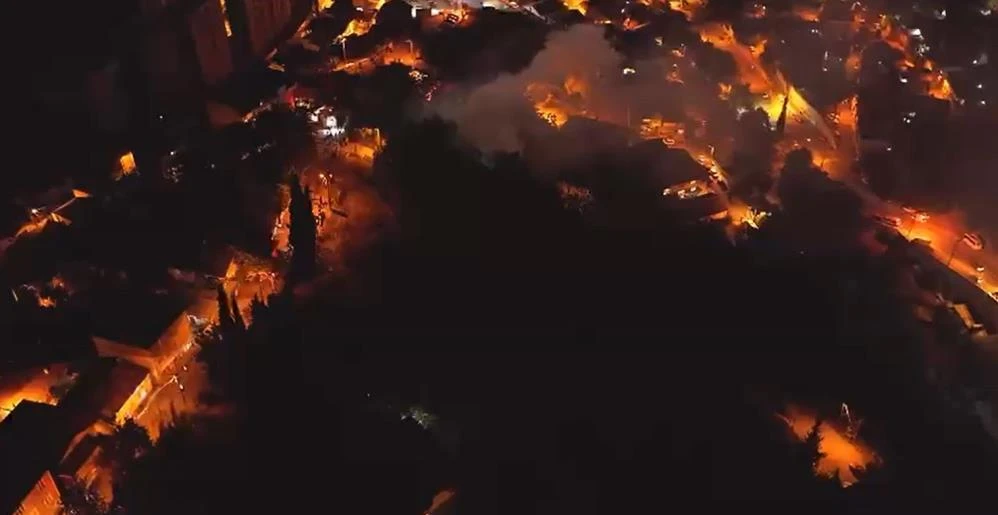 Kocaeli İzmit'te ormanlık alandaki baraka alevlere teslim oldu