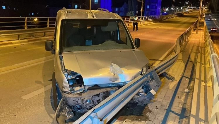 Karaman’da üst geçitte otomobil ile hafif ticari araç çarpıştı 1 kişi yaralandı