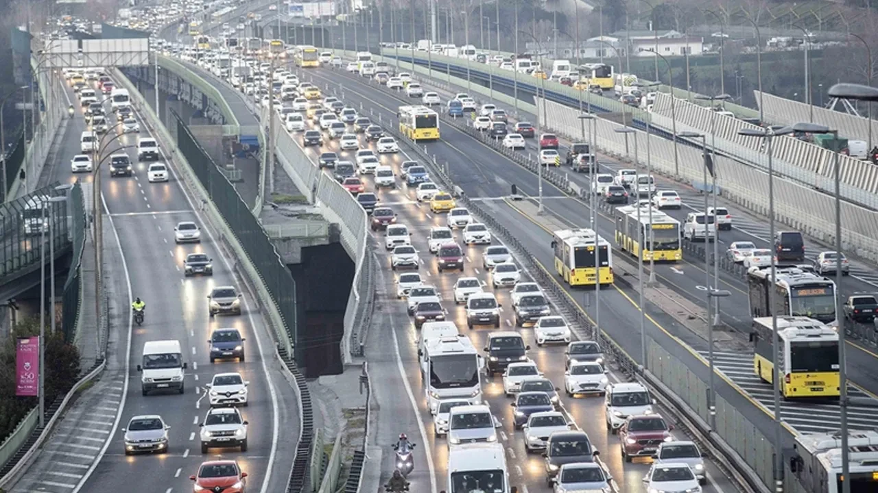 İstanbul'da haftanın ilk iş gününde trafik kilit