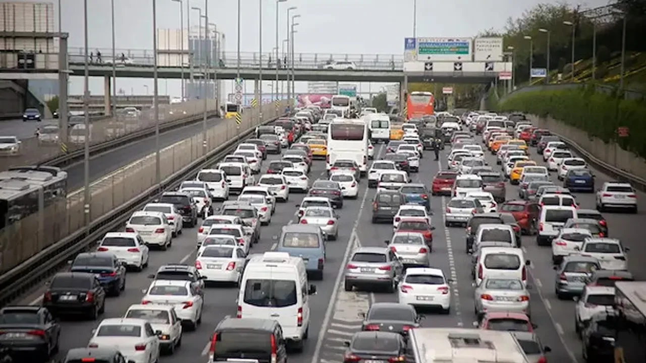 İstanbul'da haftanın ilk iş gününde trafik kilit