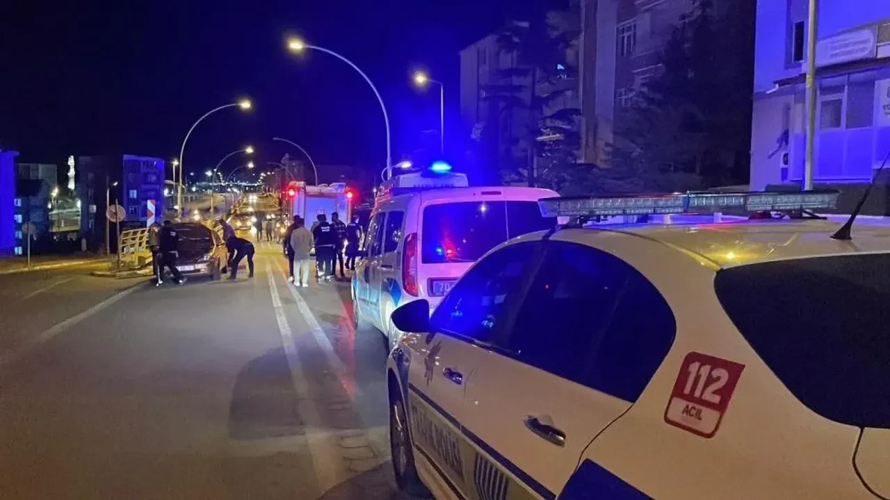 Karaman’da üst geçitte otomobil ile hafif ticari araç çarpıştı 1 kişi yaralandı