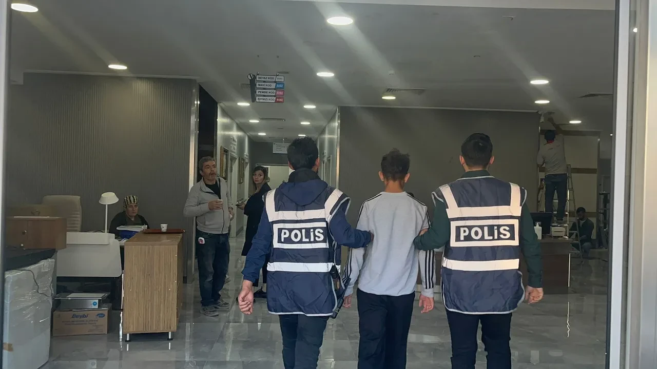 Kız arkadaş için okul önünde iki çocuk hesaplaştı! Can kaybı var