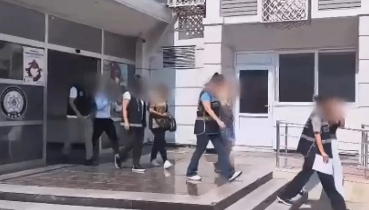 Kuyumcuların kabusu oldu! Sahte altınlarla böyle vurgun yaptılar: O anlar kamerada