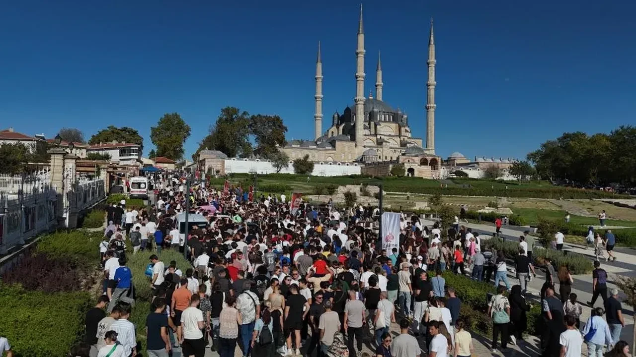 Milyonluk otomobiller Edirne Selimiye Meydanı'nda tur attı