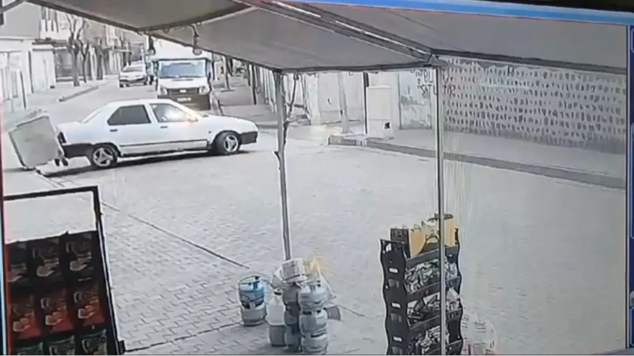 Çöp konteynerine ve kaldırıma çarpa çarpa manevrasını yaptı! İlginç anlar kamerada