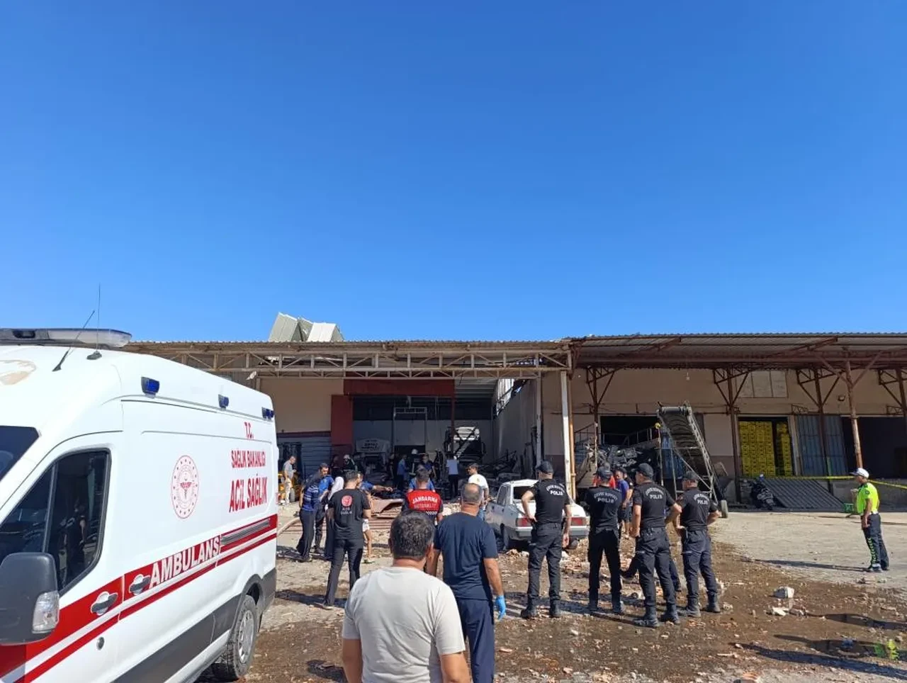 Antalya'da toptancı halinde şiddetli patlama! Ölü ve yaralılar var