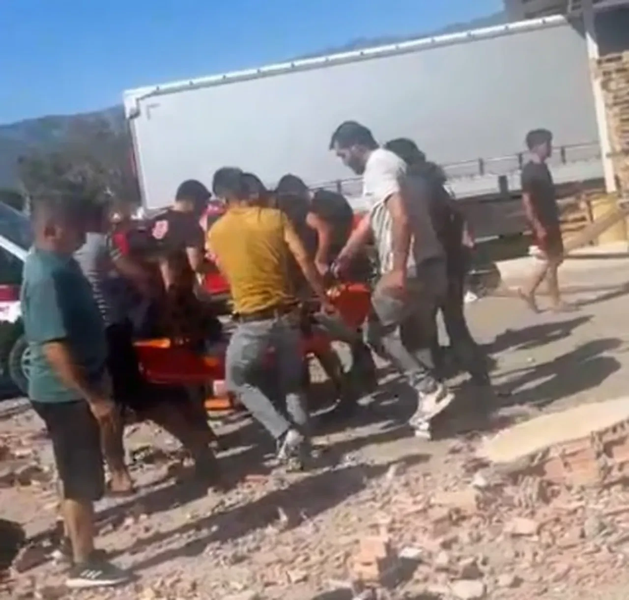 Antalya'da toptancı halinde şiddetli patlama! Ölü ve yaralılar var