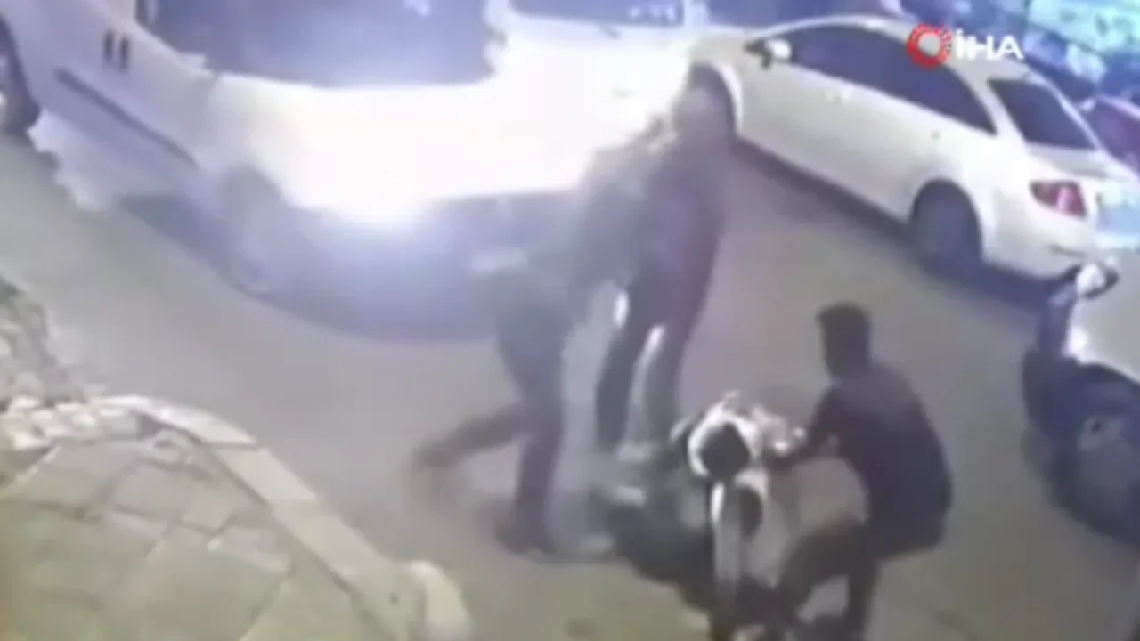 Şehir eşkıyaları dehşet saçtı! Araçtan yaka paça indirip, öldüresiye dövdüler 