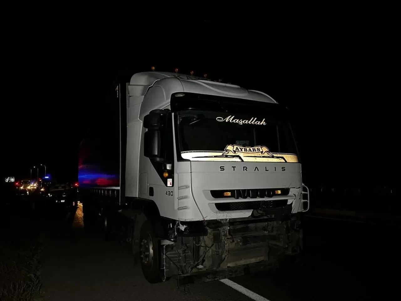 Tır otomobili bu hale getirdi! Uşak'ta feci kaza