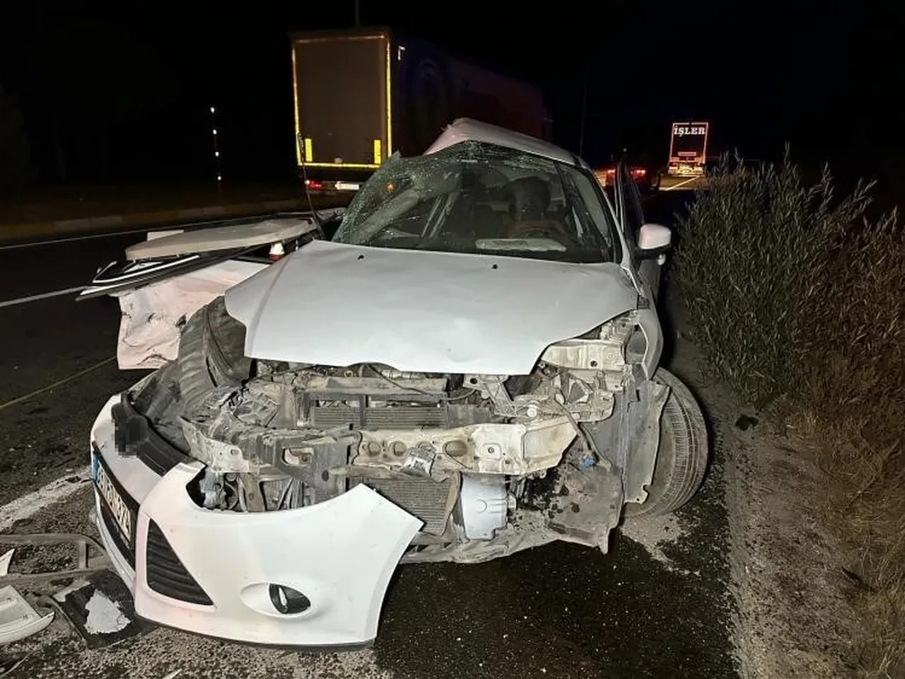 Tır otomobili bu hale getirdi! Uşak'ta feci kaza