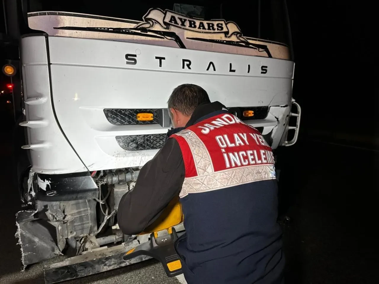 Tır otomobili bu hale getirdi! Uşak'ta feci kaza