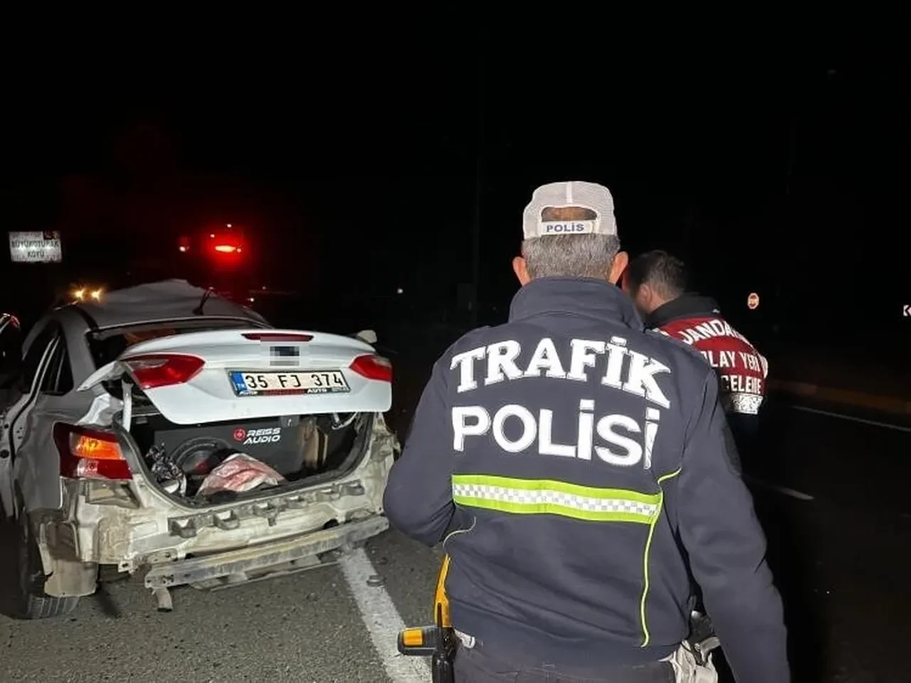 Tır otomobili bu hale getirdi! Uşak'ta feci kaza