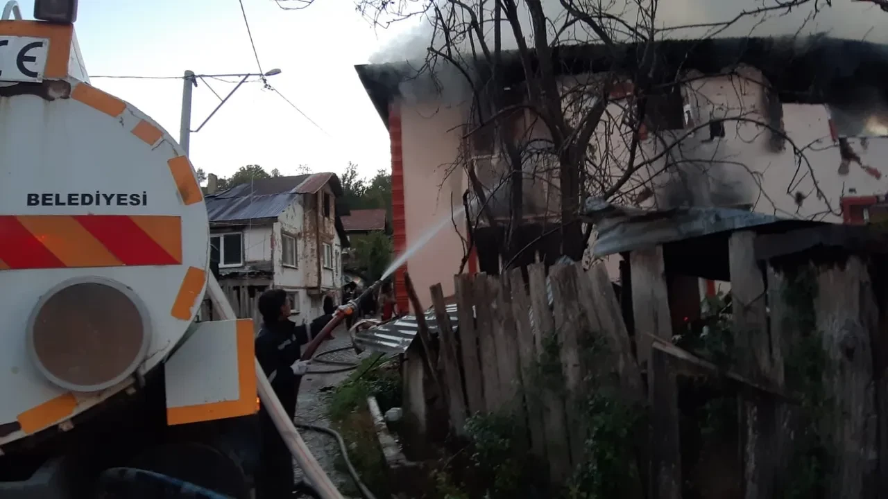 Yaşlı çiftin acı sonu! İki katlı ev alev alev yandı