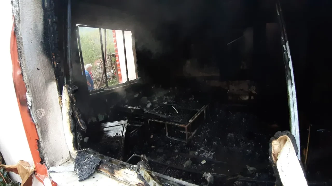 Yaşlı çiftin acı sonu! İki katlı ev alev alev yandı