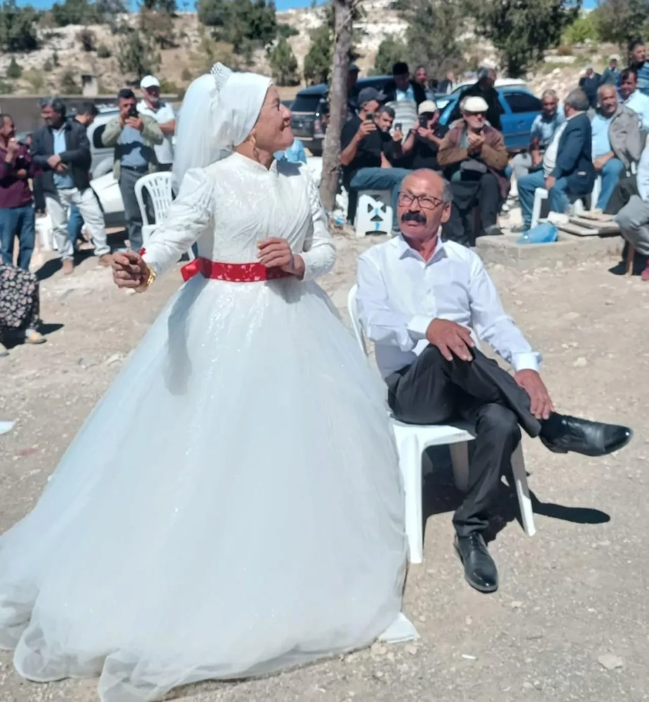 Yılların bitiremediği aşk! Düğünlerine çocukları ve torunları da katıldı: Hayalleri gerçek oldu