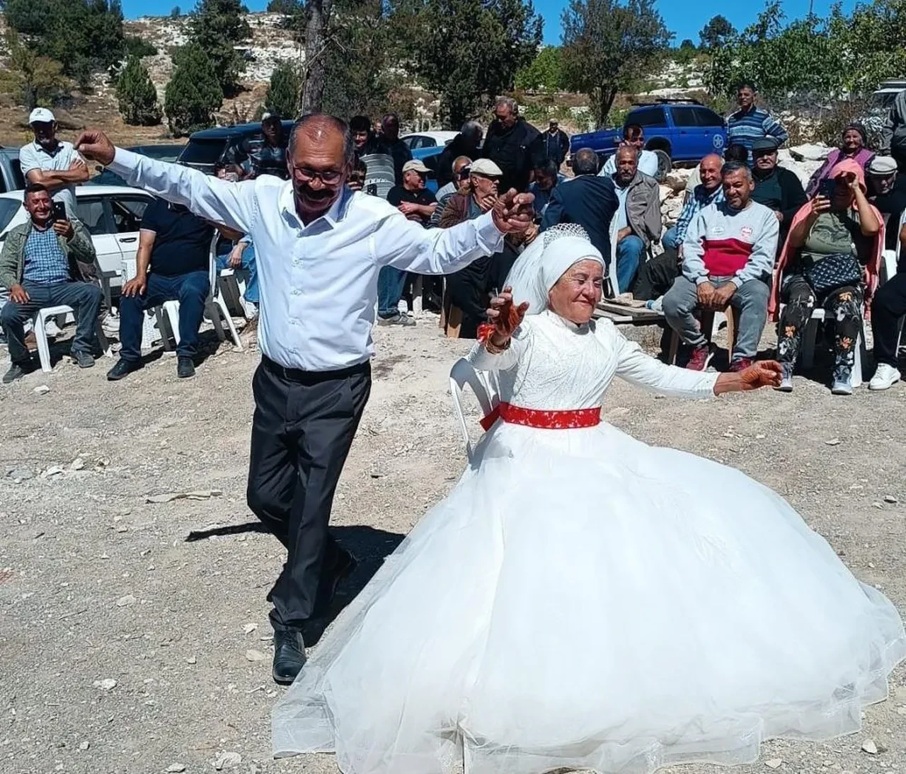 Yılların bitiremediği aşk! Düğünlerine çocukları ve torunları da katıldı: Hayalleri gerçek oldu