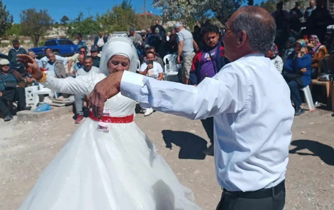 Yılların bitiremediği aşk! Düğünlerine çocukları ve torunları da katıldı: Hayalleri gerçek oldu
