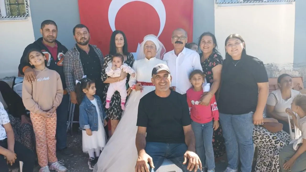 Yılların bitiremediği aşk! Düğünlerine çocukları ve torunları da katıldı: Hayalleri gerçek oldu