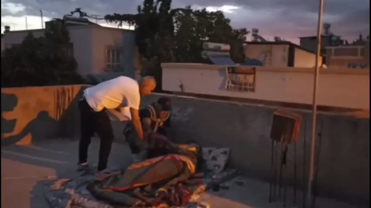 16 milyonluk soygun sonrası damda keyif uykusu! Ekipler bile şoke oldu