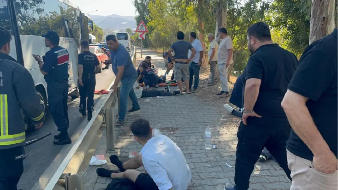 Alanya'da feci kaza! Tur otobüsüyle yolcu midibüsü çarpıştı: Çok sayıda yaralı var