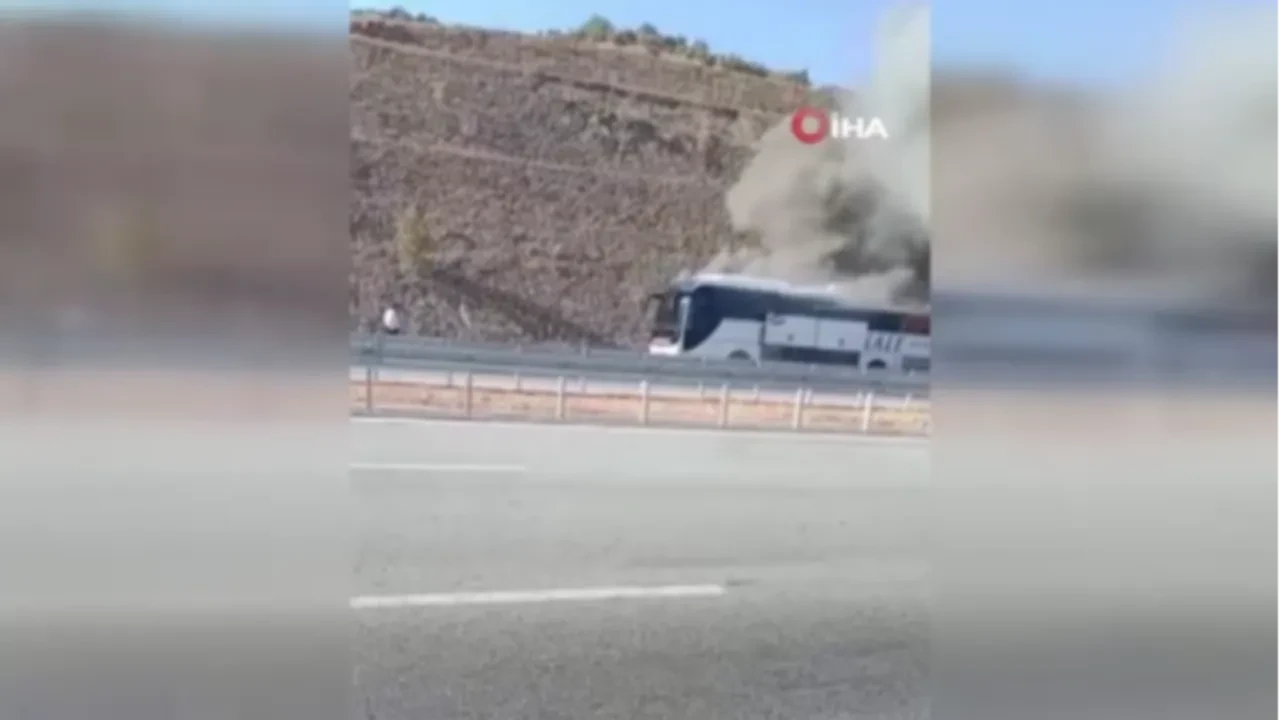 Aydın'da seyir halindeki otobüs alev topuna döndü