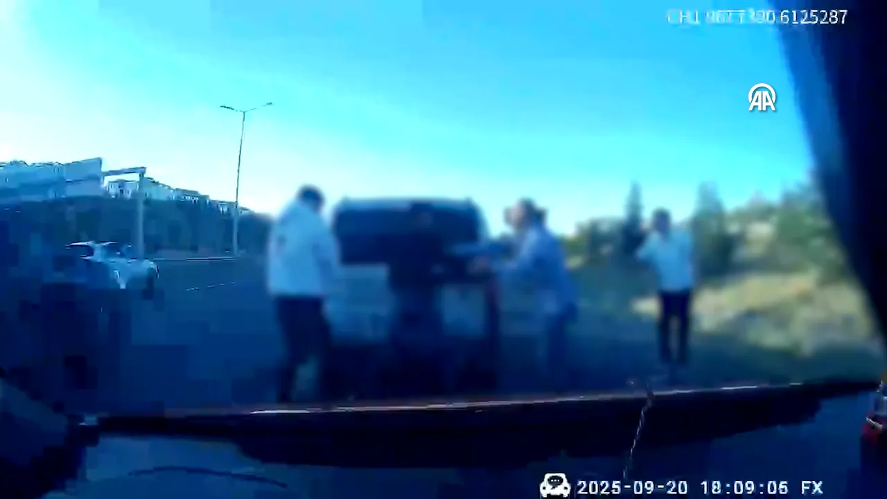 Başkent'te trafik magandaları yine ortaya çıktı! Taksiciyi kovalayıp, darp edip bir de parasını çaldılar