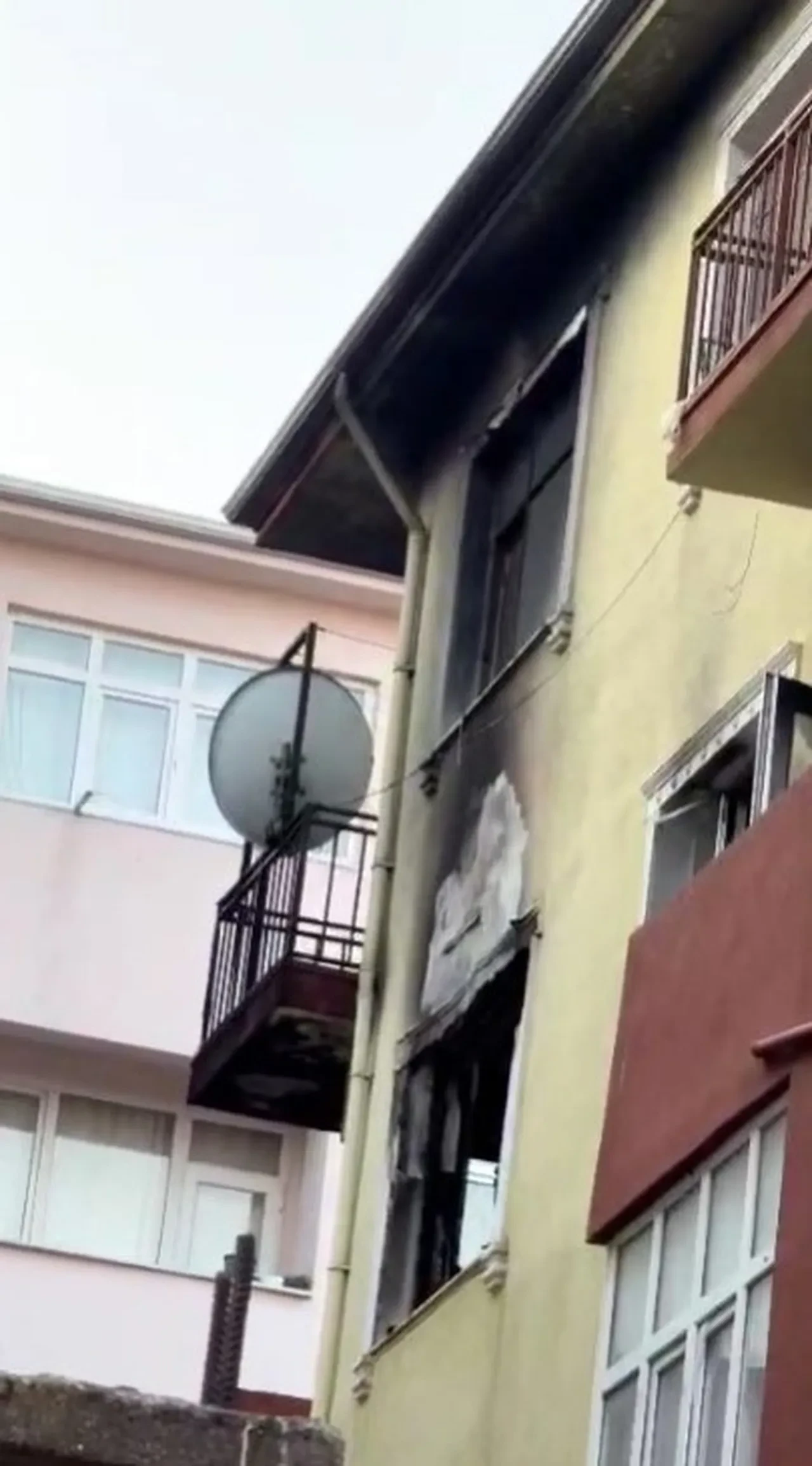 Bursa'da yürekleri dağlayan yangın faciası! Alevlerden kaçtıkları balkon sonları oldu