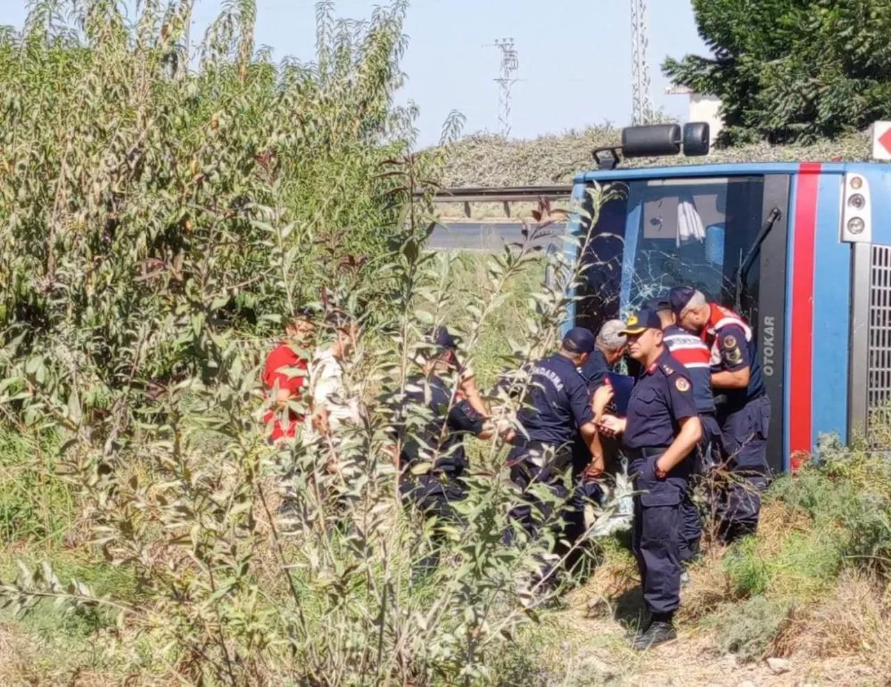 Cezaevi ring aracı şarampole devrildi! Çok sayıda yaralı var