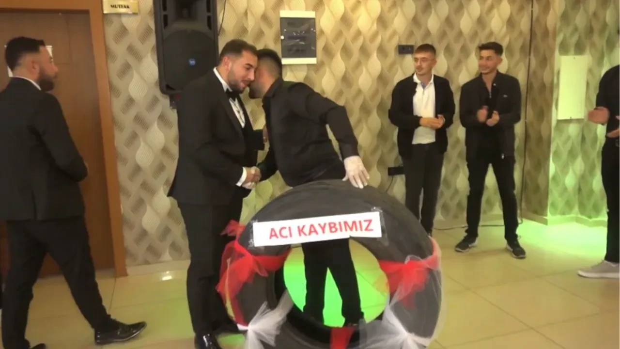 Damadın arkadaşlarından şoke eden hediye! Tır lastiği taktılar 