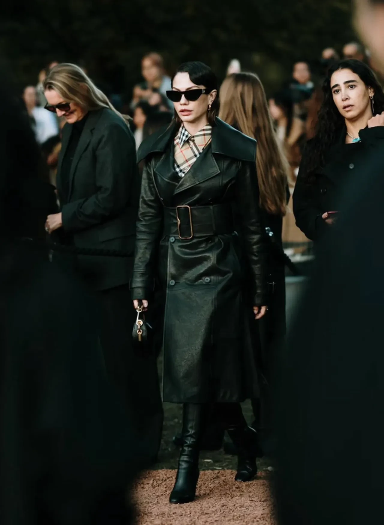 Demet Özdemir Londra'yı salladı! Moda haftasındaki kombini takipçilerinden geçer not aldı 