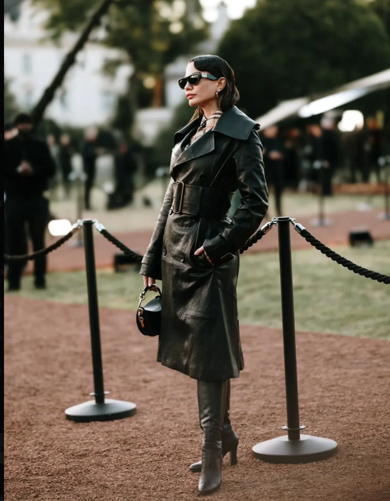 Demet Özdemir Londra'yı salladı! Moda haftasındaki kombini takipçilerinden geçer not aldı 