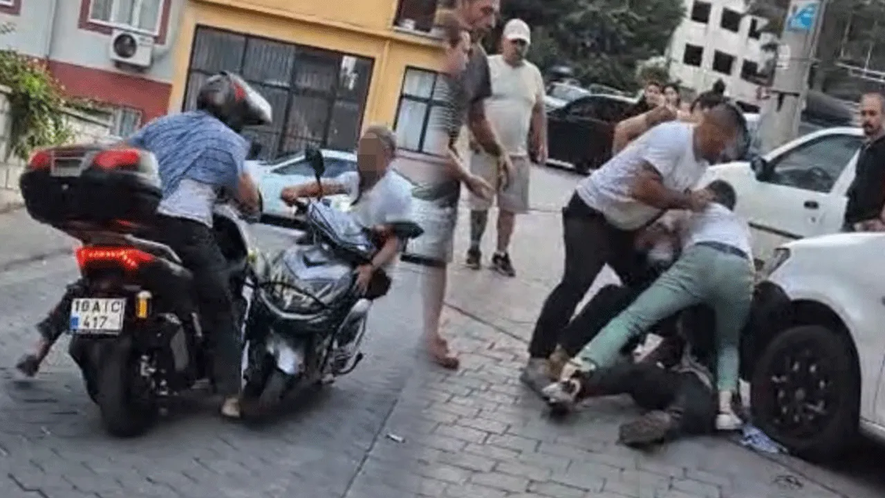 Denizli'deki dehşet anları kameraya yansıdı! Yere düşürdükleri kişiyi sırtından bıçakladılar