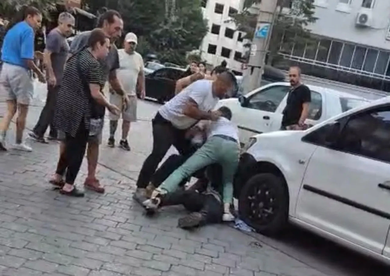 Denizli'deki dehşet anları kameraya yansıdı! Yere düşürdükleri kişiyi sırtından bıçakladılar