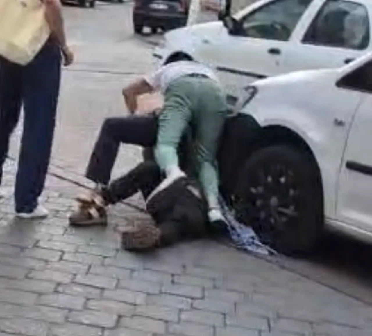 Denizli'deki dehşet anları kameraya yansıdı! Yere düşürdükleri kişiyi sırtından bıçakladılar