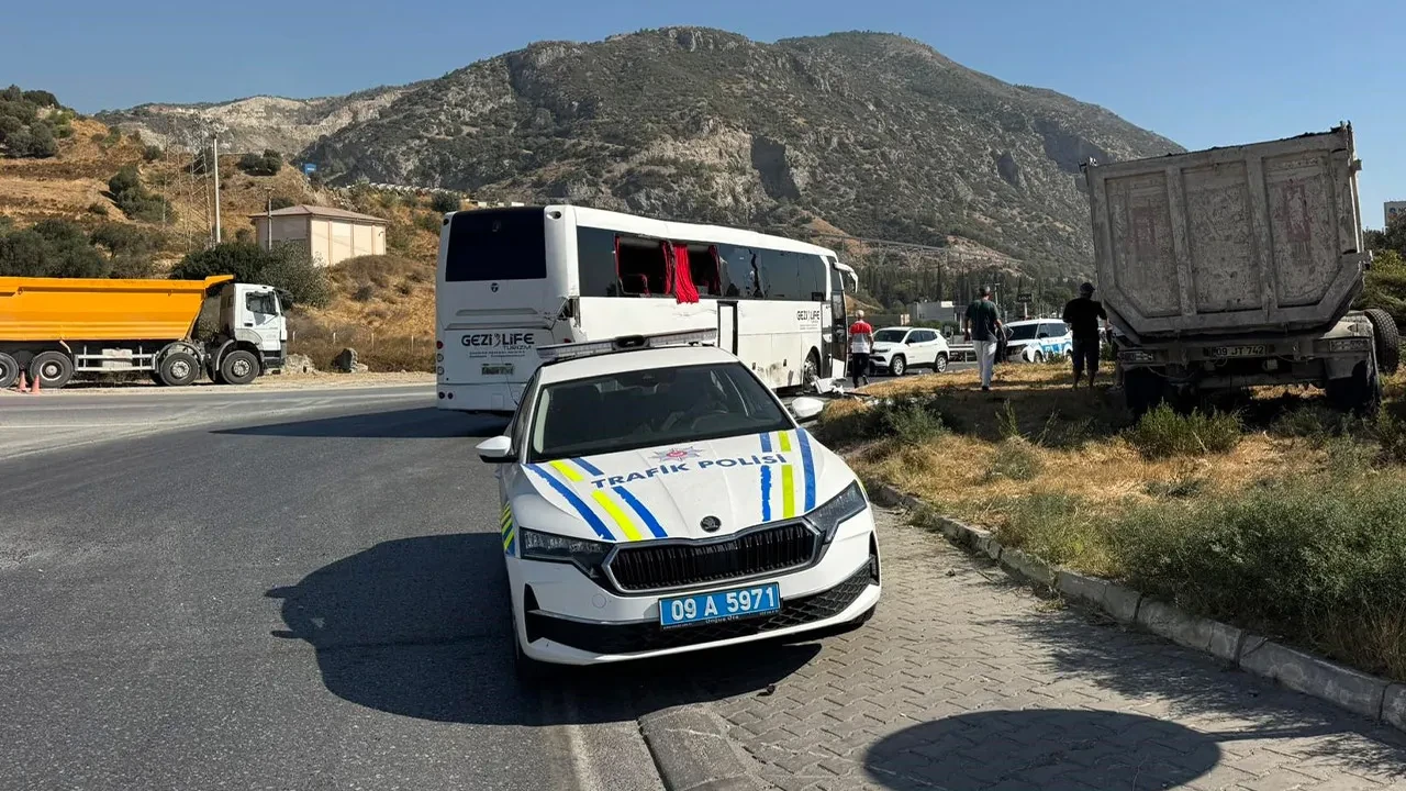 Faciaya yol açıyordu! Freni tutmayan tır gezi otobüsüne böyle çarptı