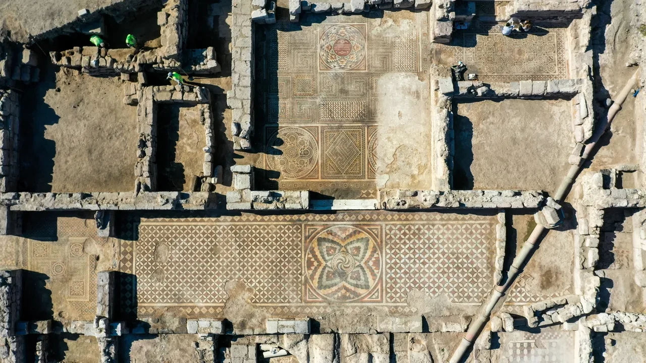 İç Anadolu'nun en büyük mozaik yapısında tarihi keşif! 'Sanki bugün yapılmış gibi'