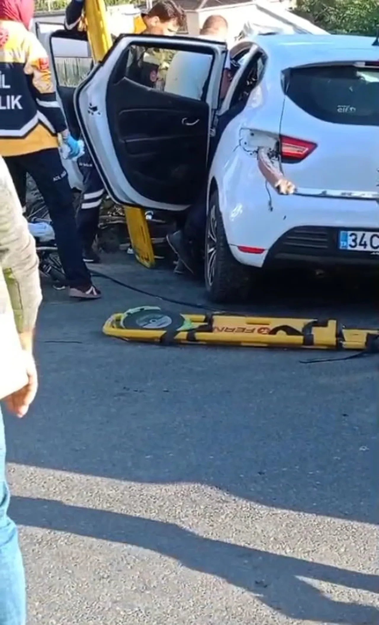 Kaputtan girdi bagajdan çıktı! Kadın sürücünün bacağına saplandı