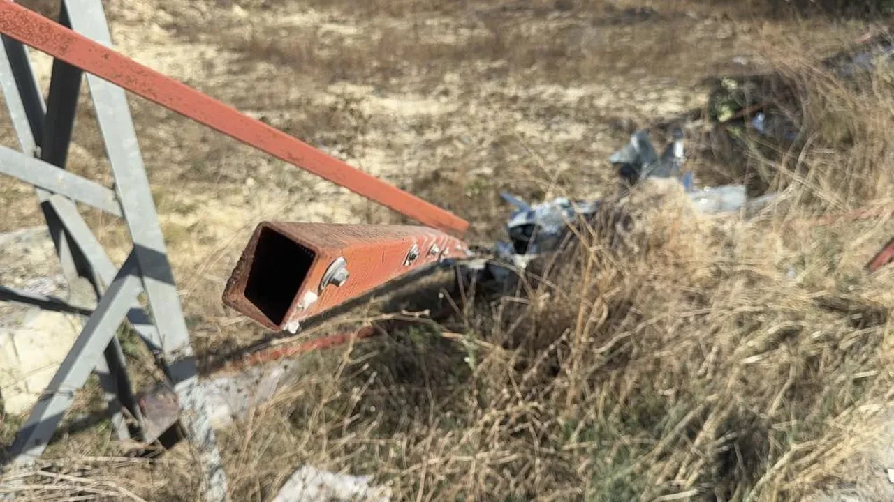 Kaputtan girdi bagajdan çıktı! Kadın sürücünün bacağına saplandı