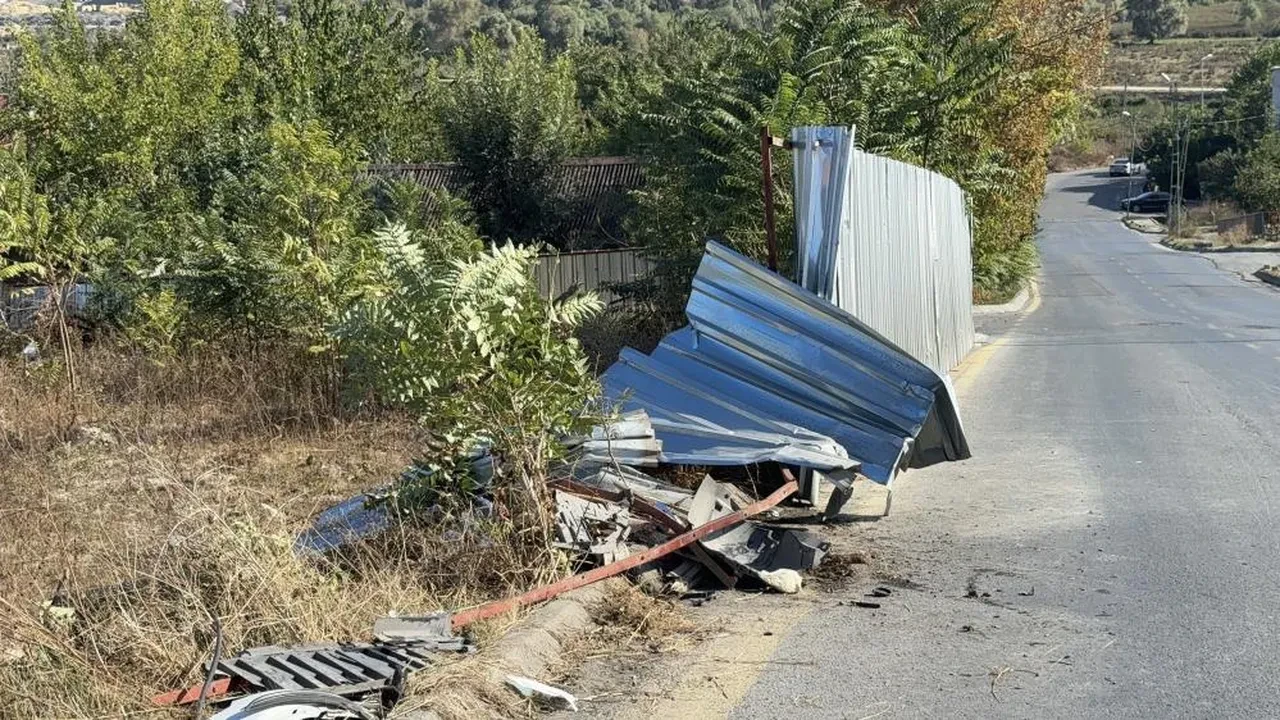 Kaputtan girdi bagajdan çıktı! Kadın sürücünün bacağına saplandı